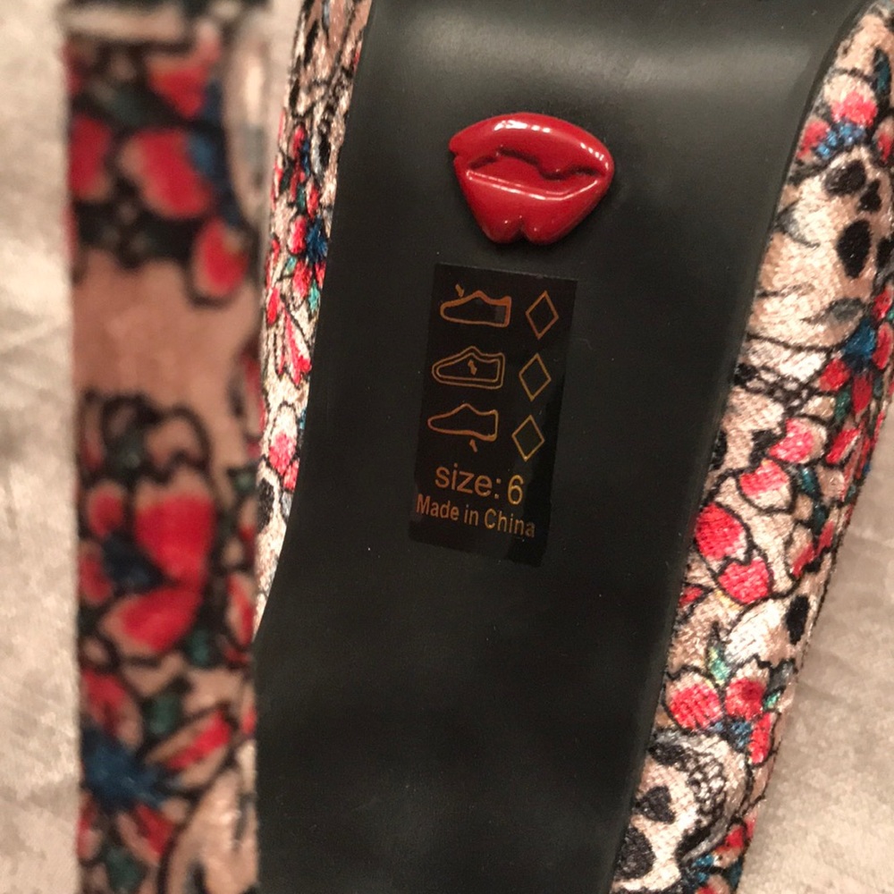 Skull printed heels size 6 - Picture 4 of 4
